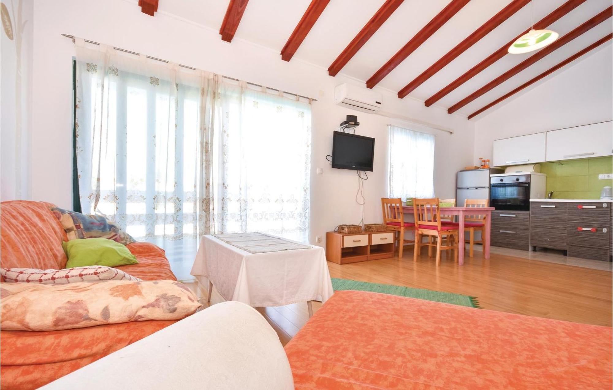 2 Bedroom Gorgeous Apartment In Stomorska Kültér fotó