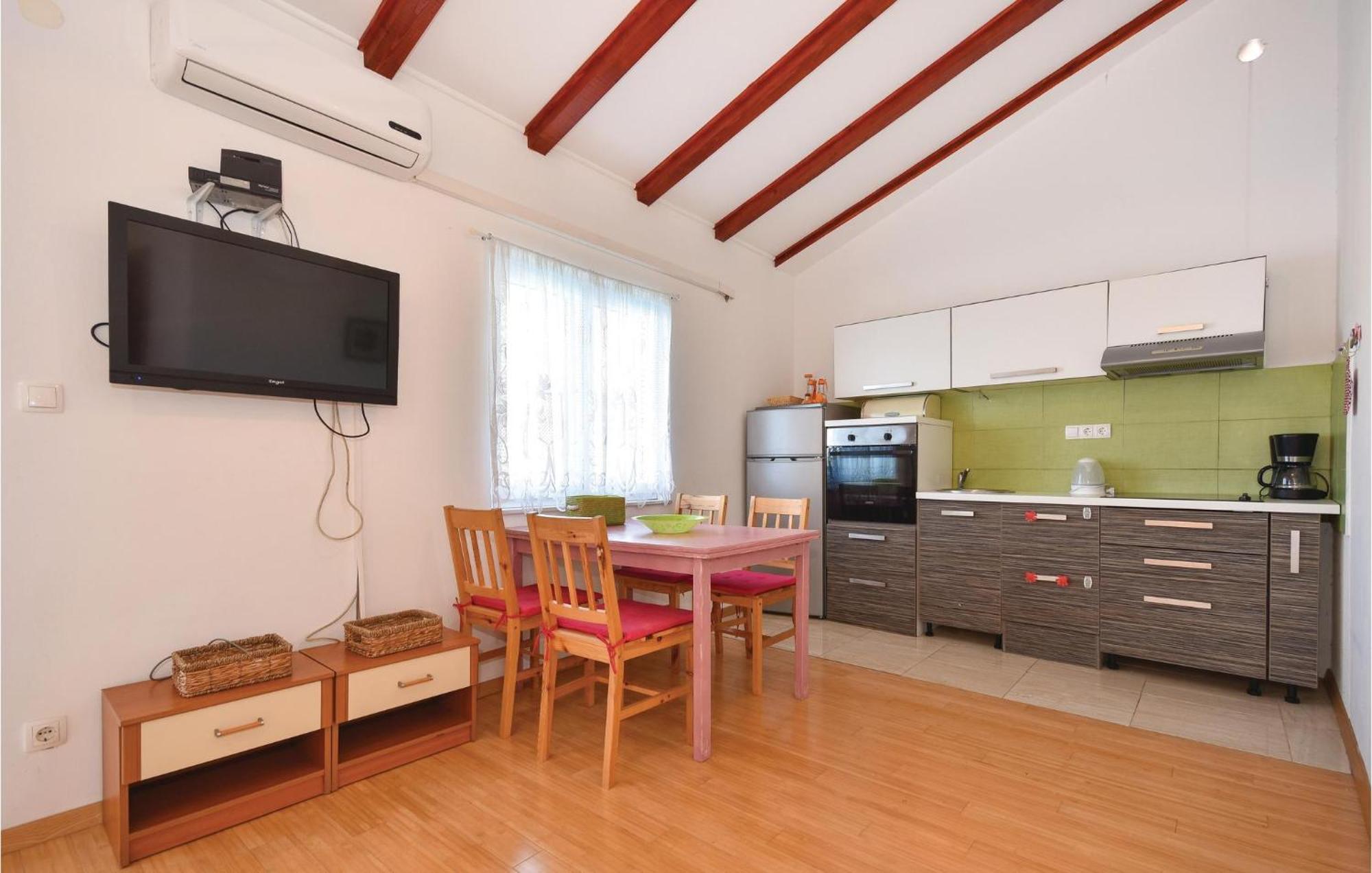 2 Bedroom Gorgeous Apartment In Stomorska Kültér fotó